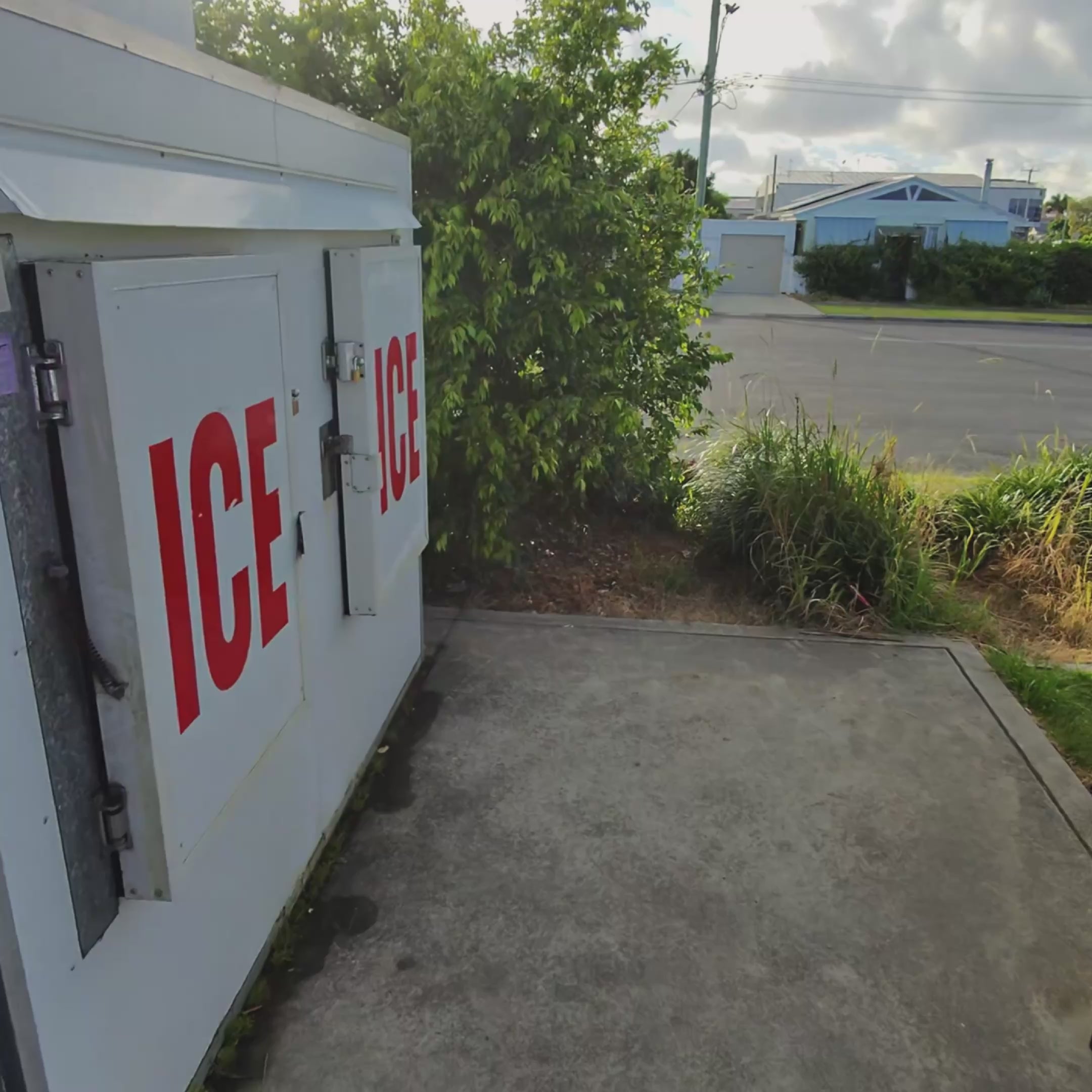 Load video: hand packing and unpacking a cooler bag